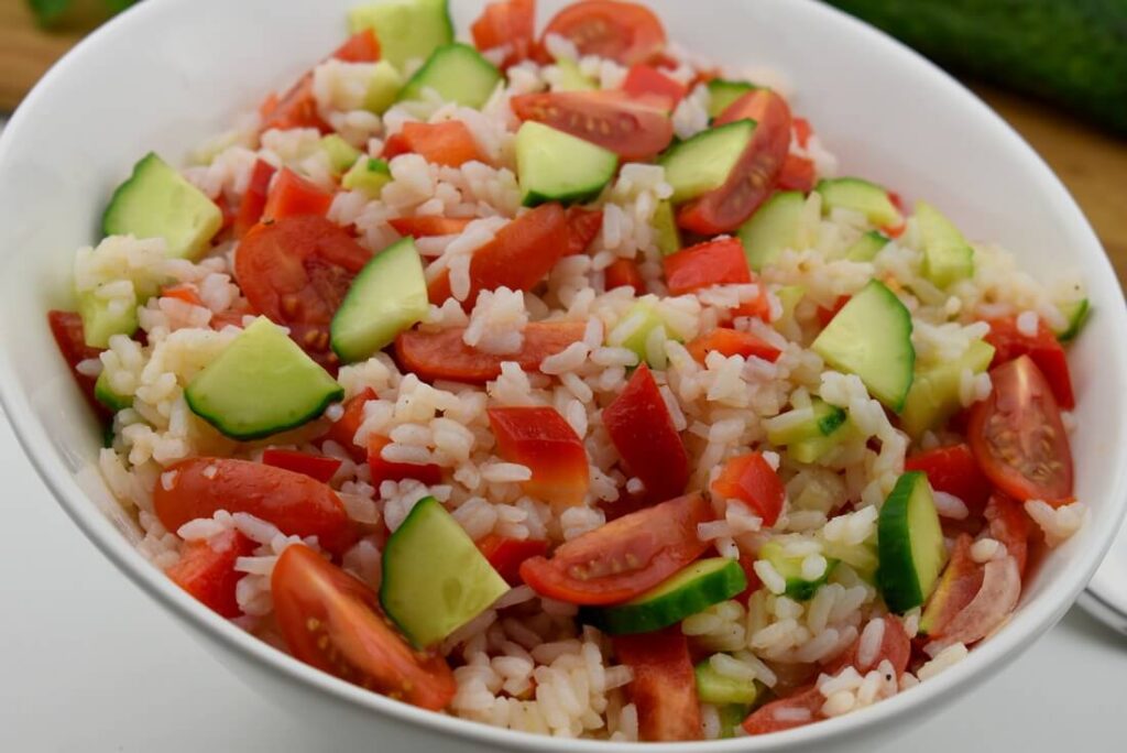 sałatka z ryżem i warzywami 
